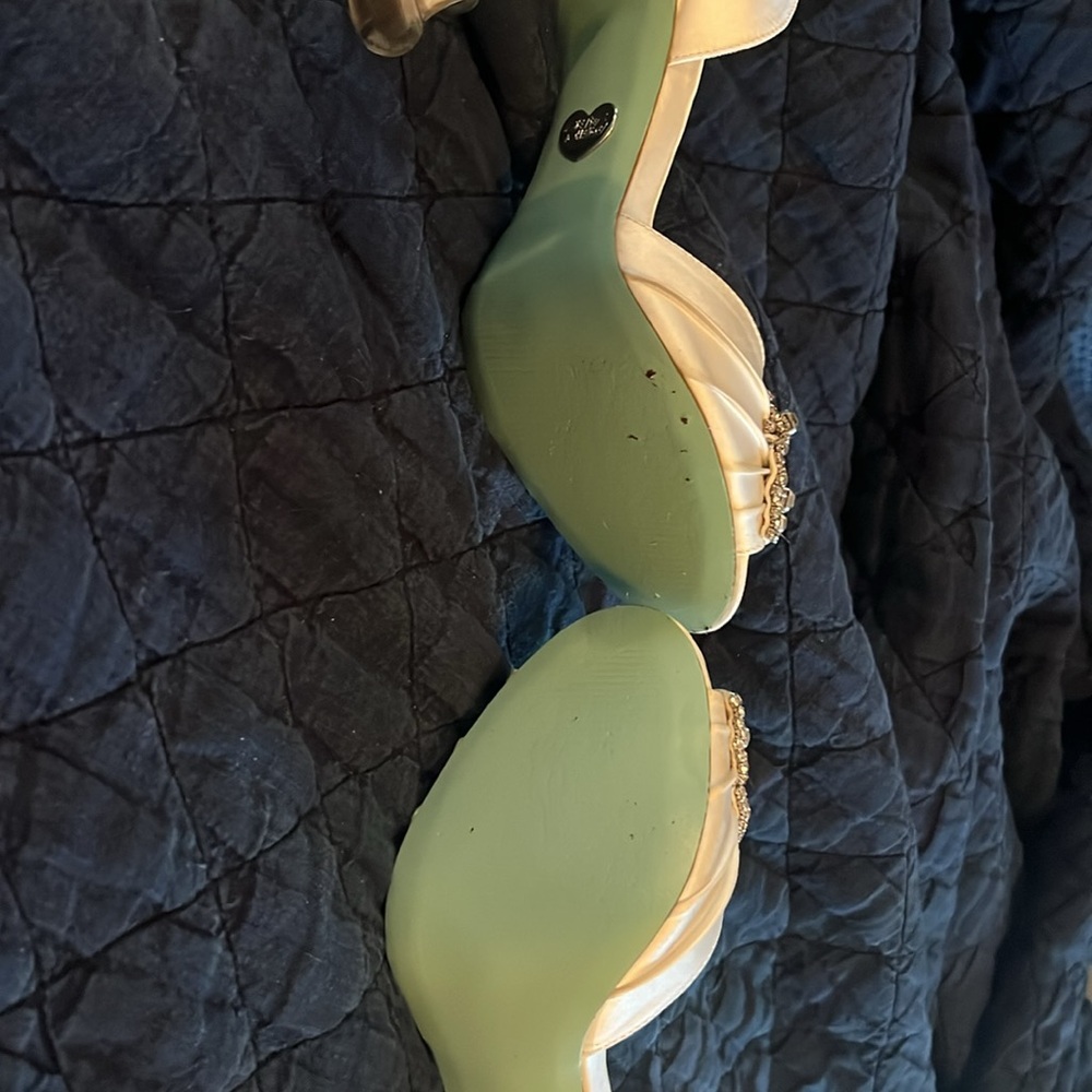 Betsy Johnson Ivory Satin peep toe Pumps - Picture 5 of 5